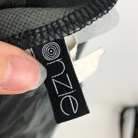 Onzie Capri Yoga Weave leggings in grey black petunia print SP cross cross hems - Picture 7 of 16